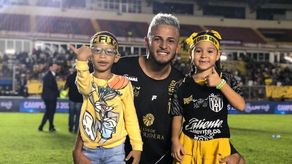 Ávila con sus hijas.&nbsp;