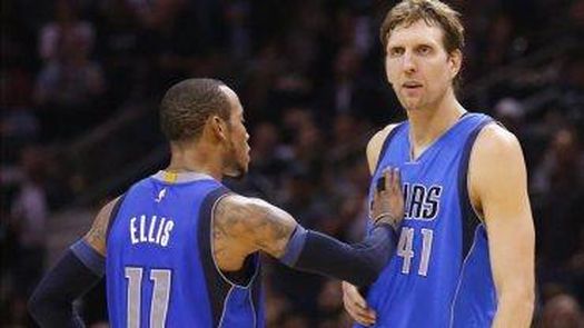 120-102. Nowitzki encabezó la exhibición encestadora de los Mavericks