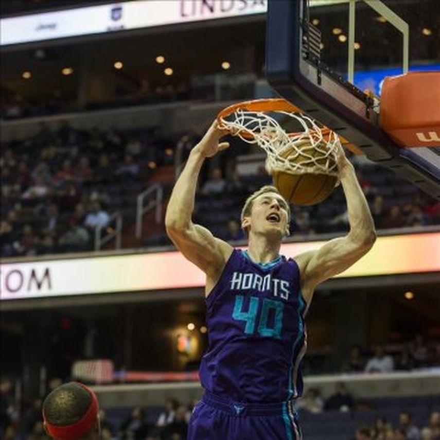 104-84. Zeller reivindica su liderato en el juego interior y ganan los Hornets