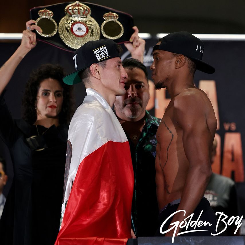 William Zepeda (izquierda) y el panameño Jaime Arboleda (derecha) posan cara a cara tras el pesaje de este viernes. Frente a ellos el ex campeón mundial Oscar De La Hoya. Foto: Cortesá/Golden Boy Promotions