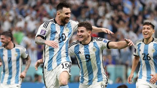 Argentina clasifica a la final liderada por Messi