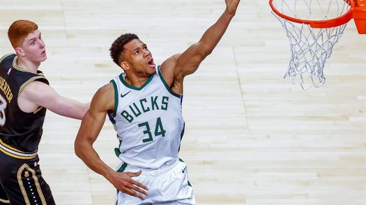104-114. Antetokounmpo lidera a los Bucks para evitar la barrida de Hornets