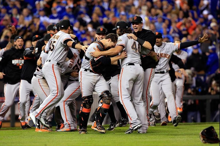 3-2. Bumgarner y Sandoval proclaman a los Gigantes campeones de la Serie Mundial