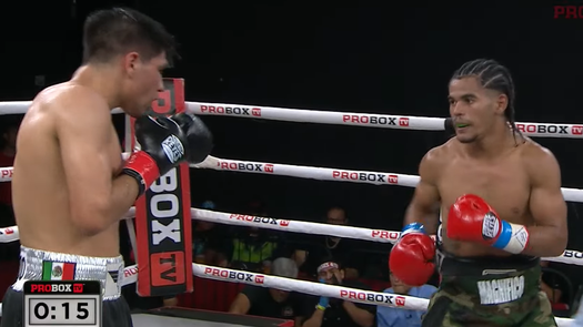El panameño José Núñez (derecha) le dio una cátedra de boxeo al mexicano Omar Salcido (izquierda) la noche de este miércoles en Florida. Foto: Cortesía/Transmisión Pro Box TV