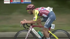 Este es uno de los instantes en que a falta de 70 km para la meta, el panameño Roberto González iba liderando la fuga en el Giro de Emilia, en Italia. Foto: Cortesía/Youtube