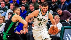 Mirotic no puede evitar derrota de Bucks; Pau Gasol no jugará las semifinales