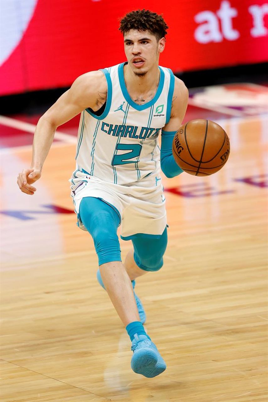 114-104. El novato Ball lidera a  los Hornets, que reciben aficionados en su campo