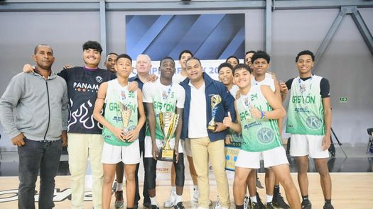 Equipo del Gastón Faraudo después de conseguir su tercer título de manera consecutiva.&nbsp;