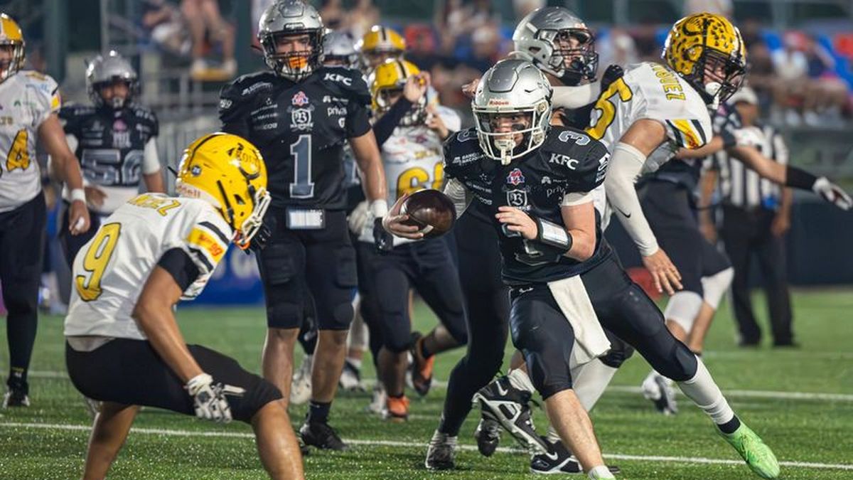 Los Raiders del Colegio Brader vencieron 15-13 a los Kolts de Kiwanis con un gol de campo sobre el final y clasificaron a la Final Varsity Contact de la KFL. Los Raiders del Colegio Brader vencieron 15-13 a los Kolts de Kiwanis con un gol de campo sobre el final y clasificaron a la Final Varsity Contact de la KFL.