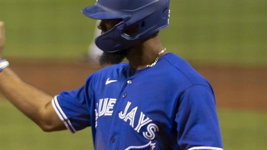 6-3. Hernández jonronea y los Azulejos tratan de permanecer dentro de postemporada