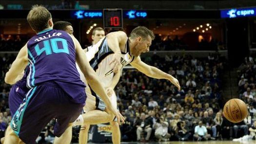 86-104. Zeller y los Hornets amenazan con ascender en la división