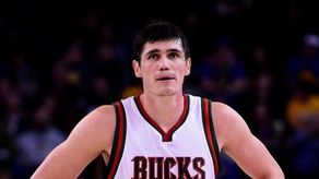 124-109. Bucks, sin Antetokounmpo, ganan a Raptors duelo de invictos