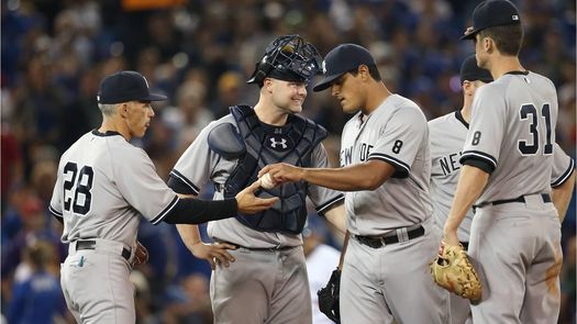 Los Yankees recordaron a Yogi Berra al llevar el número ocho en sus uniformes
