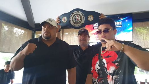 Abdiel Matute (izquierda) y Marvin Mendoza (derecha) estarán disputando el título que ven al fondo, el Nacional de peso pesado. Foto: Cortesía/@Boxeopanama50