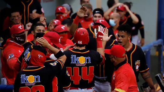Los campeones de la liga de béisbol en Puerto Rico homenajeados en el Senado