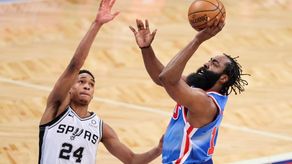 128-116. Harden vuelve con un doble-doble y Nets ganan a Spurs