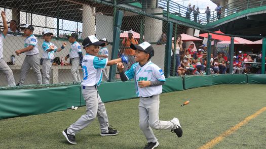 Dos jugadores del equipo de Los Algarrobos de Chiriquí pasándola bien durante el partido. 