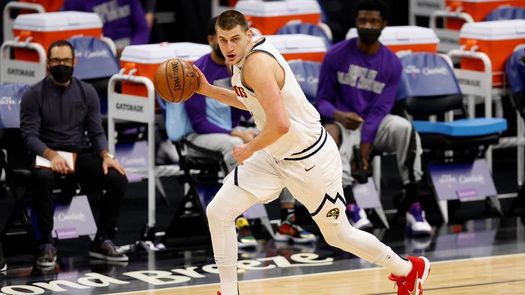 119-114. Ni con 50 puntos de Jokic los Nuggets pueden ganar a Kings