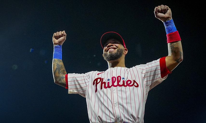 El panameño Edmundo Sosa levanta sus puños en señal de victoria luego de concluido el duelo donde disparó tres jonrones por primera vez en su carrera. Foto: Cortesía/Filis