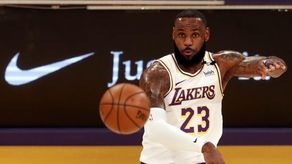 103-100: LeBron acaba con los Warriors y lleva a los Lakers a los playoff