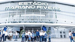 Momento en el que el ex lanzador de los Yankees, Mariano Rivera (de azul) y el presidente Cortizo realizaban el tradicional corte de cinta frente al nuevo estadio. Foto: Cortesía/Presidencia