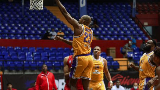 Los Correcaminos lideran la LPB