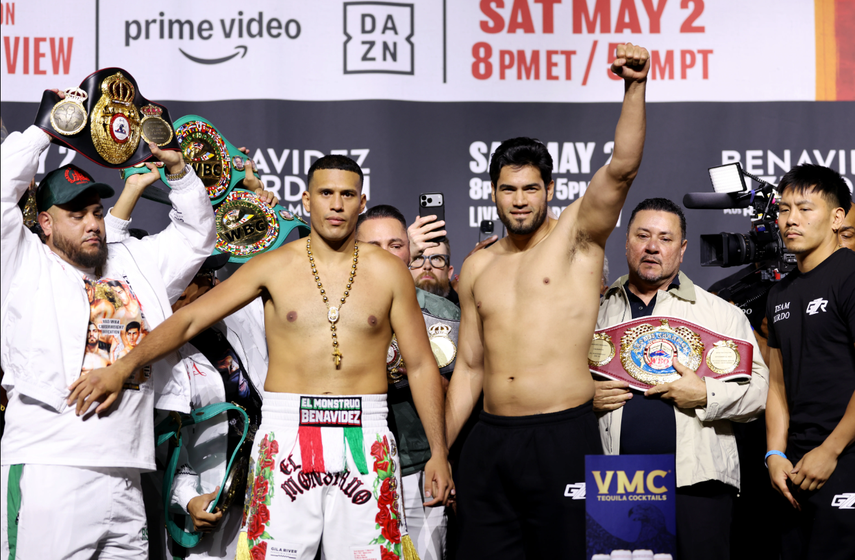 David Benavidez (izquierda) y Gilberto Ramírez (derecha) tuvieron su último careo durante el pesaje oficial que se celebró el 1 de mayo en Las Vegas. Foto: Cortesía/Golden Boy Promotions