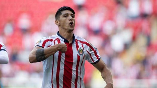 Alan Pulido quiere permanecer en Chivas pese a tener un torneo irregular