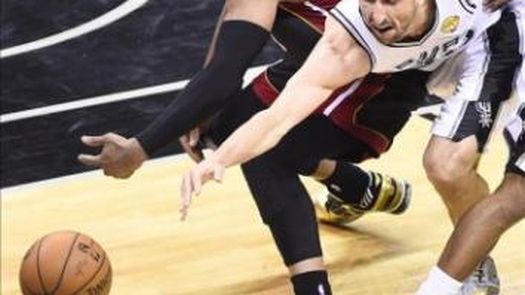 Wade fue multado con 5.000 dólares por /exagerar/ entrada de Ginóbili