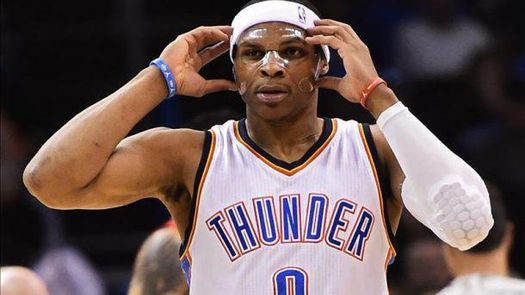 Westbrook logró otro triple-doble, aprietan los Spurs