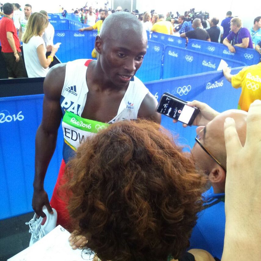 Alonso Edward clasifica cómodamente a las semifinales
