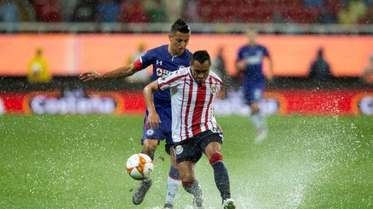 Defensa Edwin Hernández minimiza críticas al Guadalajara por la mala racha