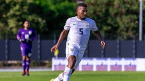 Reyniel Perdomo llevando el esférico en el debut de Panamá en el Torneo Maurice Revello.&nbsp;