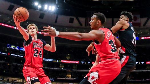 James y Antetokounmpo ganan a ritmo de MVP; Heat y Raptors no ceden