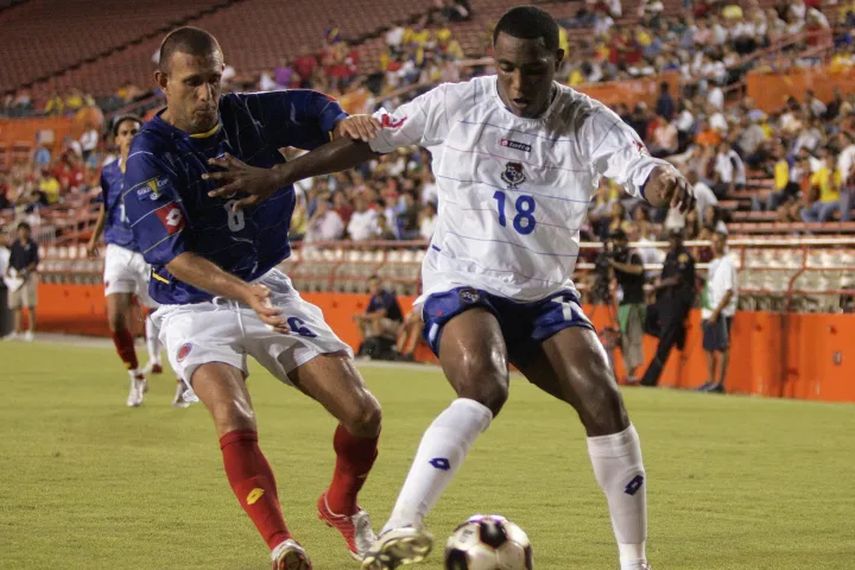 Aldo Ramírez (izquierda) y Luis Matador Tejada (derecha) durante la fase de grupos de la Copa Oro 2005.&nbsp;