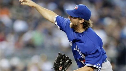 8-2. Dickey lanza sólido y con apoyo de tres jonrones vence a los Rays