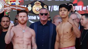 Los peleadores mexicanos Saúl Canelo Álvarez (izquierda) y Jaime Munguía (derecha) posan para los medios luego de cumplir con el pesaje oficial. Foto: Cortesía/Golden Boy Promotions