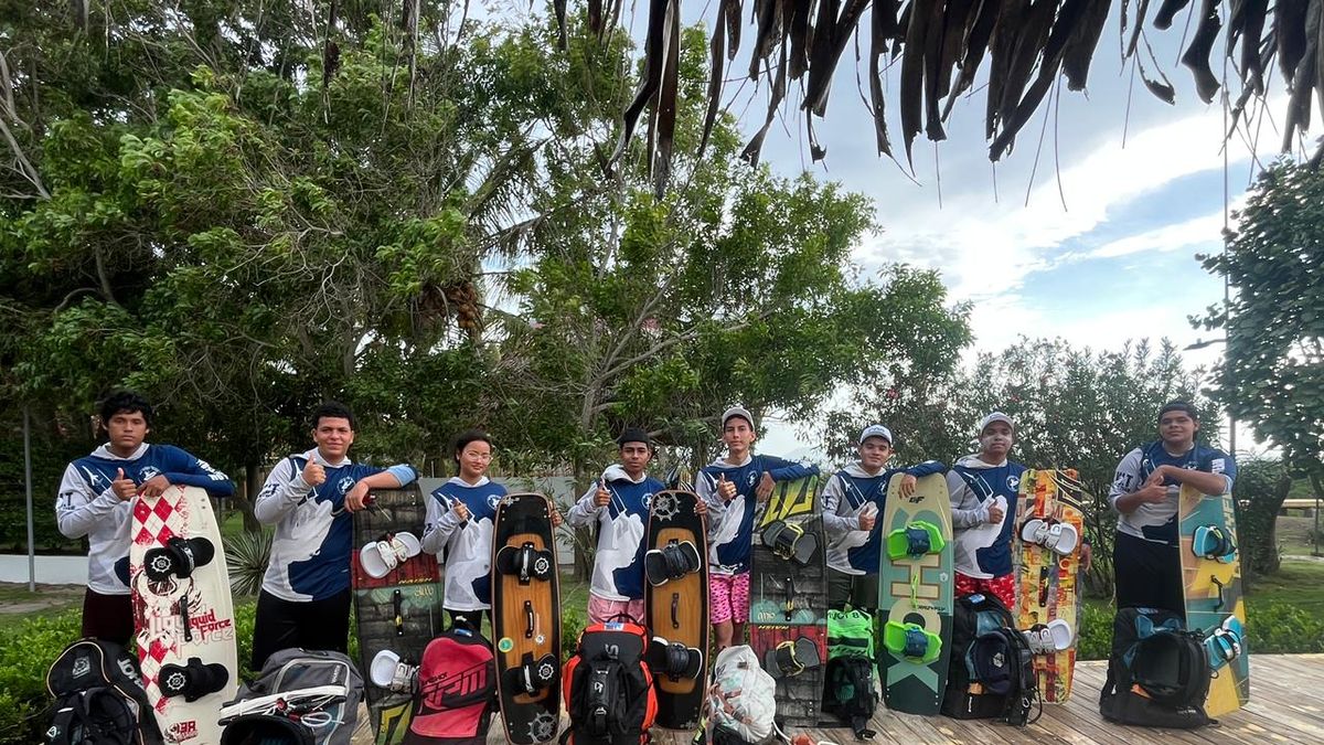 Vecinos, instructores y padrinos de Punta Chame impulsan el programa “Verano en Chame”, una iniciativa que acerca el kitesurf a jóvenes de la comunidad, promoviendo el deporte, la integración y el uso positivo del tiempo libre.