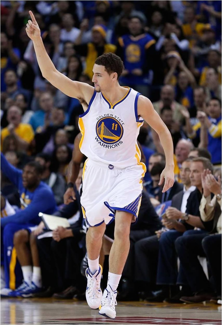 86-102. Curry y Thompson mantienen imparables a Warriors; Kerr hace historia