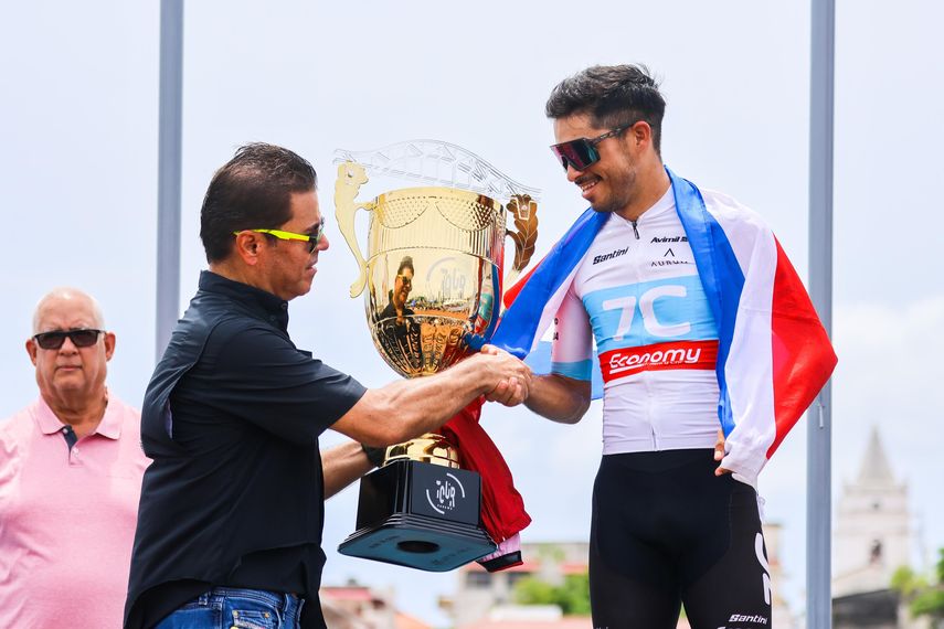 Gabriel Rojas recibiendo el trofeo de ganador tras culminar la última etapa del Tour de Panamá 2024.&nbsp;