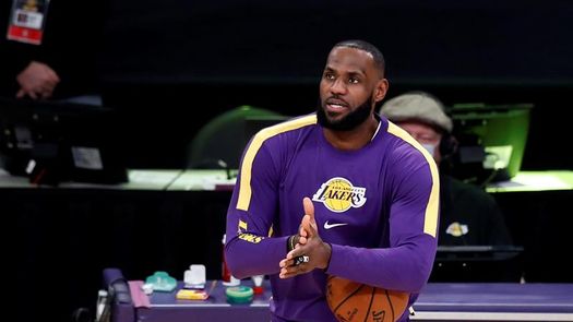 Un LeBron James gigantesco salva a los Lakers de la trampa de los Cavaliers