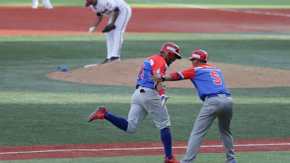 Jesmuel Valentín gana premio social y civil de la Liga de Béisbol de P.Rico