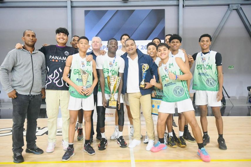 Equipo del Gastón Faraudo después de conseguir su tercer título de manera consecutiva.&nbsp;