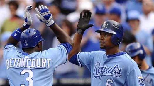 6-4. Peguero impulsa el triunfo de los Reales que se quedan con el comodín