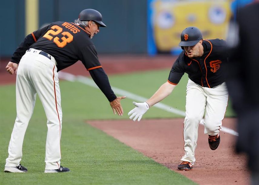 4-2. Dickerson jonronea y sella la victoria de los Gigantes sobre los Rojos