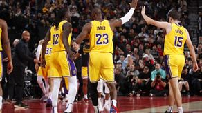 Lakers vencen a los Blazers de la mano de LeBron James