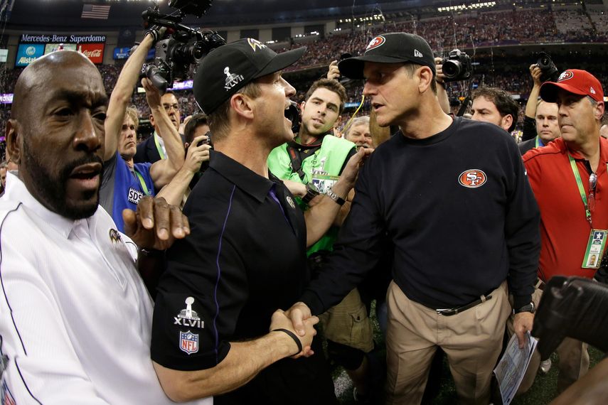 Jim y John Harbaugh tras el Super Bowl XLVIII.