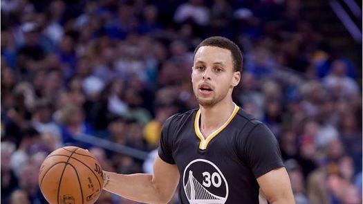 107-76. Curry lideró la victoria de los Warriors en el regreso de Thompson