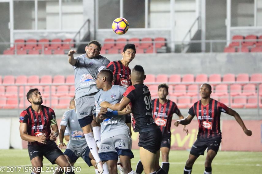 Sporting mantiene su distancia en el duelo por el descenso