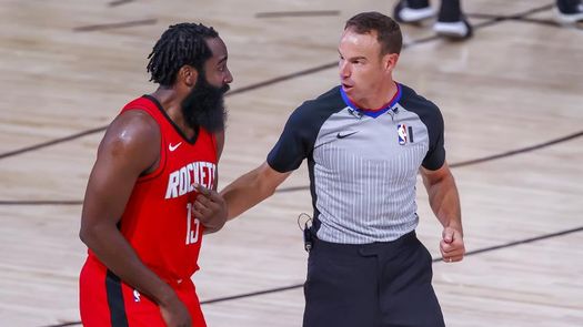 Harden multado con 50.000 dólares por violar protocolos Covid-19